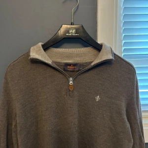 Morris zip - Morris zip i storlek L men den är liten i storleken så den passar någon som har xs.  jätte fint skick inga defekter förutom ett pyttelitet hål som inte syns