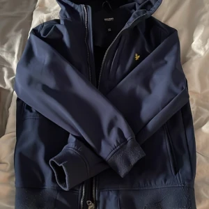 Lyle scott windbreaker xs  - Riktig snygg windbreaker för killar, den har används ett fåtal gånger. Pris kan diskuteras vid snabb affär!