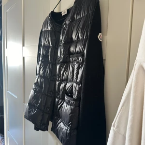 Moncler cardigan  - Moncler cardigan i fint skick. Köpt förra hösten men bara använd fåtal gånger. 