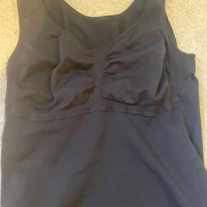 Svart linne - Svart linne som är jättefint, funkar till vardags men även till träning💕