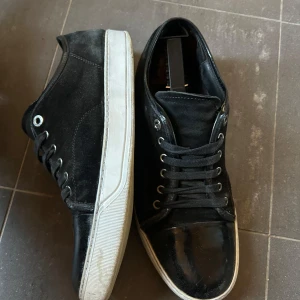 Lanvins - Hej! 👋 Säljer nu dessa Lanvins 👟 | Skick 8/10 ✨ | Storlek: 42 📏 | Nypris: 5000 💵 | Mitt pris: 2399 💸 | Skorna är i ett väldigt bra skick och använda väldigt sparsamt. mycket kvar att ge. köpta för 4 månader sedan på nk! 💯🔥 | Skicka PM vid frågor!🎯👑