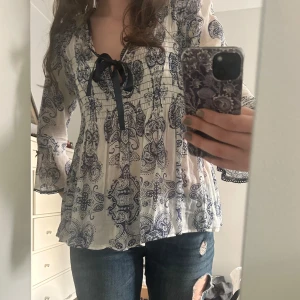 Odd Molly trekvartsärmad blus - Jätte snygg blå och vit blus från odd Molly! En liten rosett är borta annars är den perfekt och bra skick! Jätte snygg på resa eller bara till vanlig outfit! Så snygg och trendig och går att diskutera pris! Passar allt från S-L skulle jag tro
