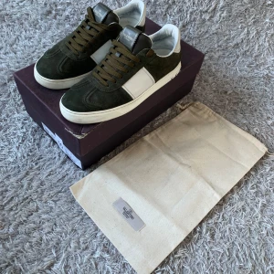 Valentino Flycrew - Säljer dessa Valentino Flycrews! | De är i grymt skick med små tecken på användning som inte märks av direk! | Strl 39 men sitter 1-2 storlekar större sitter ok på mig med 41 i vanliga fall. | Box, Dustbag och extrasnören ingår! | Ställ gärna frågor!