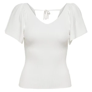 En T-shirt i färg vit - Den är i storlek M, använts en gång, var för stor på mig. Den är från ONLY