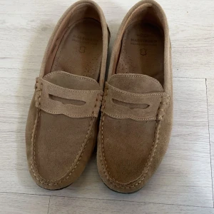 Loafers! - Riktigt fina loafer skor från Marstrand! Säljer pga för liten storlek och fel årstid. De e nästan oanvända men säljer billigt, nypris 990kr