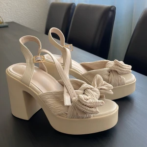 Helt nya klackar från Linda-Maries kollektion med Ellos - Klackarna är helt oanvända och kommer från Linda-Maries senaste kollektion med Ellos. Fina och bekväma, true to size, tyvärr kommer de inte till användning.