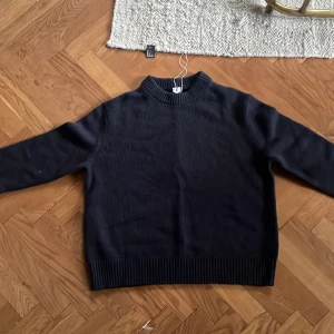 Stickad Tröja - Hej, jag säljer nu min Skitsnygga Stickade tröja från Arket! Har bara provats en gång, 10/10 skick. Nypris: ca 900kr. Mitt pris: 450kr. Storlek:S-175cm men passar mig och är 182 