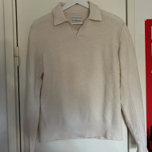 Långärmad piké - Beige bomullströja från These glory days (nypris ca 600 kr). Skick 7/10