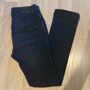 Nudie Jeans  - Säljer nu dessa asfeta Nudie Jeans i ett jättebra skick i modellen Thin Finn! Storleken är 30/32. Nypris ligger på 1599kr❌ mitt pris endast 399kr✅ Hör av dig vid minsta lilla fundering!! 😄😄
