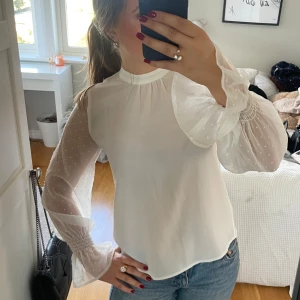 Söt blus😻 - Fin vit blus från Stradivarius i mycket bra skick🥰