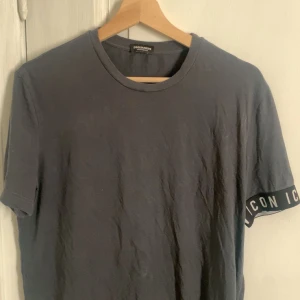 Dsquared T-shirt  - Säljer ät min bror. Grå Dsquared T-shirt i storlek S, hade kunnat passa M och XS beroende på vilken passform du söker. Bra skick. Hör av er vid frågor eller fler bilder 💗 