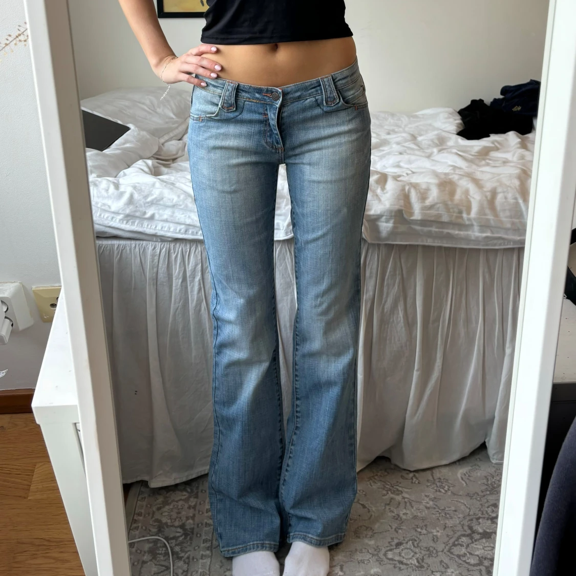 lågmidjade utsvängda jeans