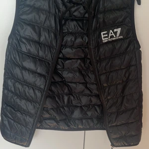 Ea7 väst - Nästan ny