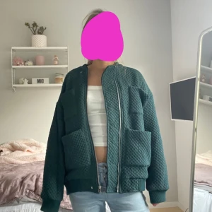 bomberjacka  - Så cool grön bomberjacka!!! Perfekt passform 🤩💚 