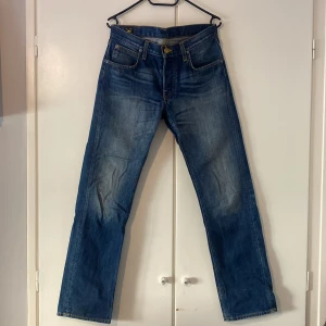 Snygga raka jeans - Lågmidjade raka jeans från Lee! Dom är i toppenskick, har knappt använts! Älskar den mörkblåa färgen, men de har tyvärr blivit för små för mig nu:/
