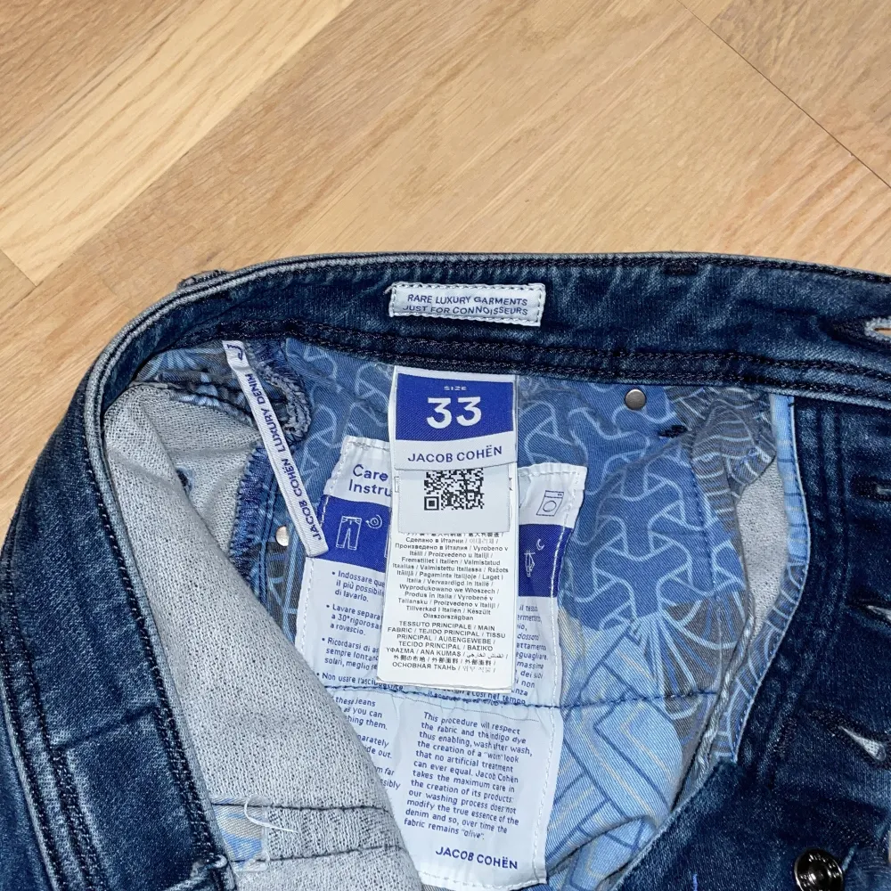 ett par väldigt fina jacob cohën jeans storlek W31 L33 jeansen är i topp skick och är sparsamt använda. Jeans & Byxor.