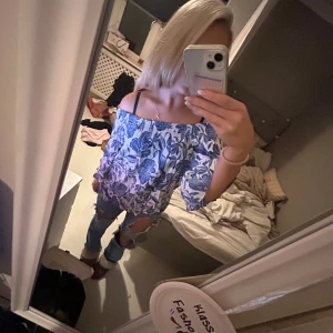 blommig off shoulder blus - säljer denna as snygga blusen som är perfekt till en sommarmidsag🥰