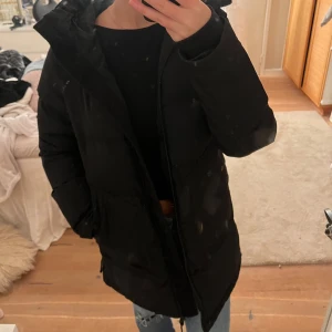 Lång svart jacka - Jätte mysig svart jacka! Använd hela förra vintern! Den högra ärmen har går sönder på insidan (se bild 4) men går att fixa (bild 5)! Annars inga defekter! Jättemysig stor luva 🥰💞