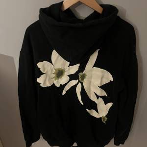 En Limited Edition Simone Rocha X HM hoodie som knappt använts. Finns ej att köpas som ny. Storlek M utan defekter i någon form.