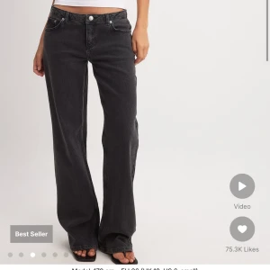 Jeans från NAKD - Storlek 36, knappt använda och jättefina och snygga. Säljer då de är för stora men går bra att använda med skärp om man vill ha en oversized look.   Ordinarie pris 699kr, säljer för 200kr  Har en annan annons ute med likadana jeans men i storlek 40! 