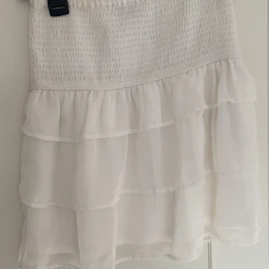 Vit volang kjol från bikbok - Jättefin volang kjol i storlek S från bikbok🫶 säljer pågrund av att jag knappt använt den. Skulle säga att den är i nyskick. 