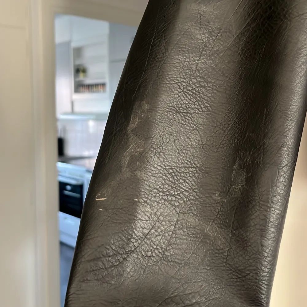 Svart skinnjacka från Only i strl 40. Någon liten defekt på höger arm men i övrigt väldigt bra skick😍. Takit.