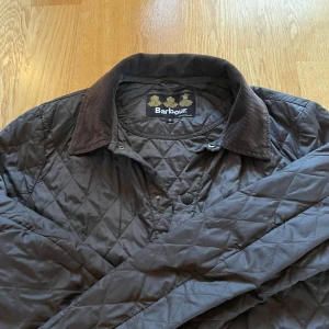 Barbour Jacka - Snygg jacka från Barbour. Perfekt för svalare väder! Storlek S men sitter som M/L, för dig runt 185cm eller längre. Skicka 9/10 Köpt för 2199kr, mitt pris 499. 