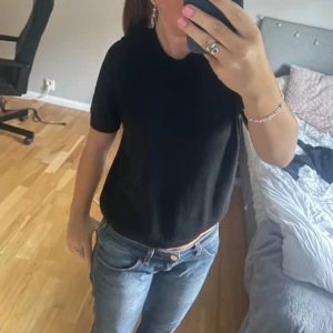 Finstickad t shirt -  finstickad t shirt från Lindex. Säljer då den inte kommer till användning längre❣️ Använd gärna köp nu