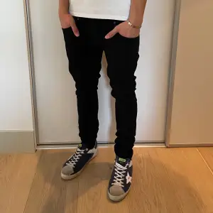 Hej! Vi säljer nu ett par vansinnigt snygga tiger of Sweden jeans | Strl: 30/32 (fits 30) Skick: 10/10 Retail: ca 1700kr | För ytterligare frågor är det bara att skriva 🌴