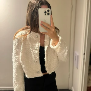 Vit ”finjacka” h&m  - Oanvänd tunnare jacka ifrån h&m. Prislapp kvar. Finns extraknapp till jackan ifall någon skulle gå sönder. Superfin verkligen men har inte användning för den🩷