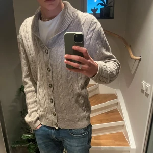 Cardigan - Säljer denna snygga cardigan då den inte ritkigt kommer till användning. Skicket är riktigt bra🤝