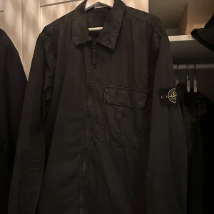 Stone island - Overshirt från Stone Island. Super skick och storlek XL kan såklart passa large.