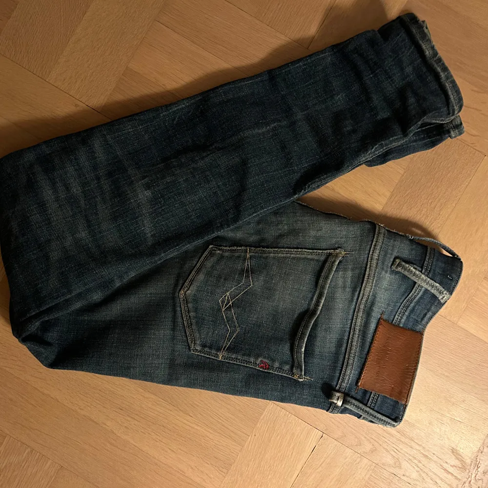 REPLAY ANBASS STL 32 slim fitt, stl 32 Riktigt snygg fade, sitter på gränsen till för litet för mig som är 185 och väger 83kg. Vid frågor eller funderingar är det bara att höra av sig!. Jeans & Byxor.