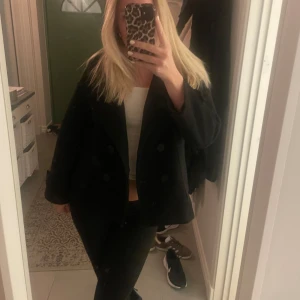 Svart design by si kappa  - Säljer min fina kappa från design by si, säljer på grund av att jag köpt en annan❤️