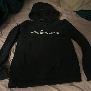 Säljer en svart sail hoodie - Storlek S, i bra skick och använd några ggr. 