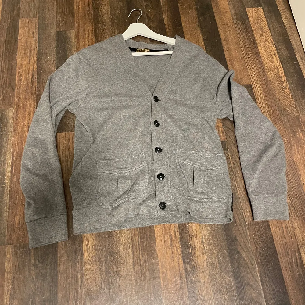 Säljer nu min feta cardigan från Ralph Lauren, sitter lite kort på mig som är 185, hade passat bra om man är runt 180. Inga defekter samt nypris runt 1400. Tröjor & Koftor.