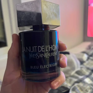 Parfym - En ysl parfym som har typ 70 ml kvar, 100 ml från början 