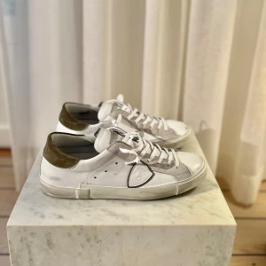 Philippe model skor - Philippe model skor | Green colour back | Skick 10/10 ( Endast testade ) | EU 43 | Box, dustbag medföljer! | Pris: 2749 | Hör av dig vid minsta fråga eller fundering! OBS: slitningarna tillhör modellen! 