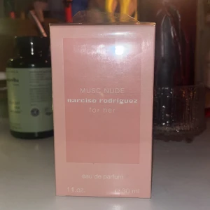 Narciso rodriguez parfym  - Helt oöppnad ny Narciso rodriguez for her parfym, köpt för ungefär 3 månader sen. Köpt för 600