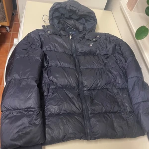 Gant jacka - Hej säljer min snygga Gant jacka som är i bra skick förutom ett litet hål på armen som syns bild. Perfekt för kalla dagar. Storlek 158/164. Vid frågor är det bara att höra av sig