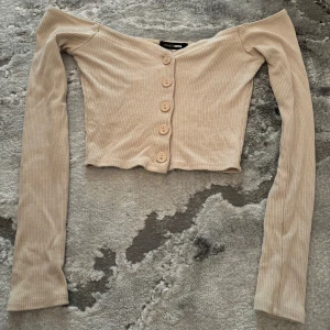 Crop top  - Off shoulder tröja med knappar. I använt men mycket bra skick. Väldigt stretchig!