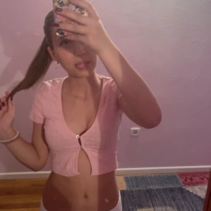 Rosa top! - Använd max 5 gånger. Väldigt fin och passar att ha både bara den men även med något under. Den är fin passform och med fina detaljer! Passar mig som är XS/S.