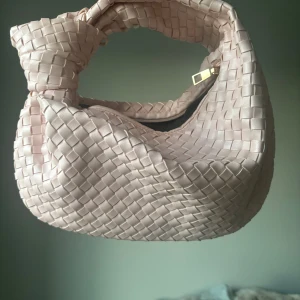 Ljusrosa väska - Passar perfekt till vardags och utgång, använd fåtal gånger