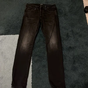 Jack and Jons jeans  - Bra skick, bra kvalité. Har använt dem 2-3 gånger split nya, dem är helt fräscha. Slim fit/ Glenn