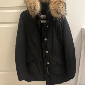 Woolrich jacka  - Säljer min vinterjacka, 1 år gammal.  Säljer pga köpt ny.  Köpt för 9000, kan diskutera pris vid snabb affär. Storlek XS, äkta päls.