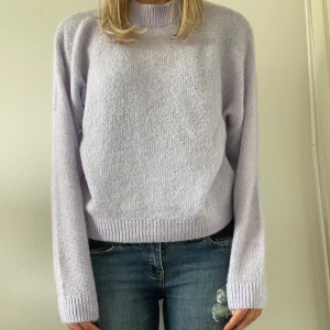 Lila stickad tröja  - Perfekt till hösten, knappt använd! Mycket bra skick!!!