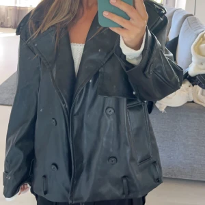 Jacka - Pu kort trench från pull and bear, storlek L