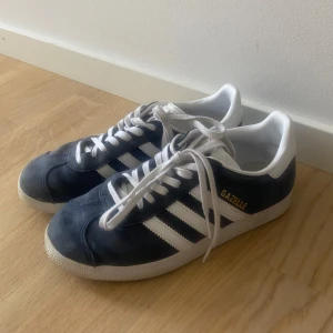 ADIDAS Originals GAZELLE - Blå - Populära sneakers ADIDAS Originals GAZELLE i blått. Använda men i bra skick. Originalpris: 1249 :- 