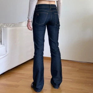 Mörkblå bootcoot - Mörkla jeans i bootcut modell med låg midja. Köpta för ett år sen och sparsamt använda. Skitsnygg blågrå färg💘 Jag är 163 lång och lite långa på mig. 