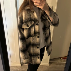 Höstjacka 🤎 - Rutig höstjacka/kappa från Only, superfint skick och i de perfekta färgerna för hösten! Storlek XS men uppskattar den mer som en stor S, jag är 170 cm lång och har gott om utrymme att ha en tjockare tröja under🤎 (Orginal pris: 659 kr)